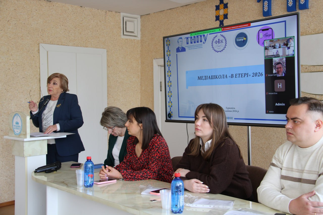 Kruhlyi stil iz diiuchymy zhurnalistamy